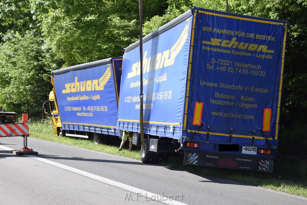 LKW in Boeschung A 3 Rich Frankfurt Hoehe Roesrath Lohmar P098.JPG - Miklos Laubert